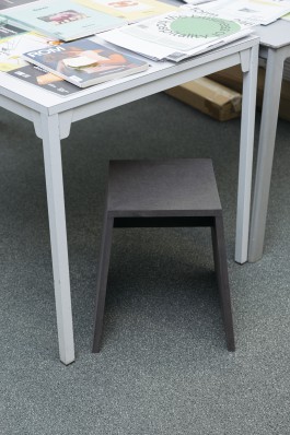  SGABELLO under a table